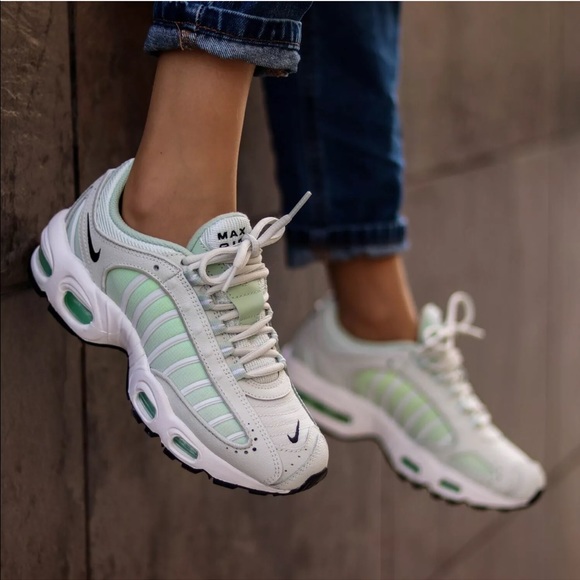 nike tailwind spruce aura